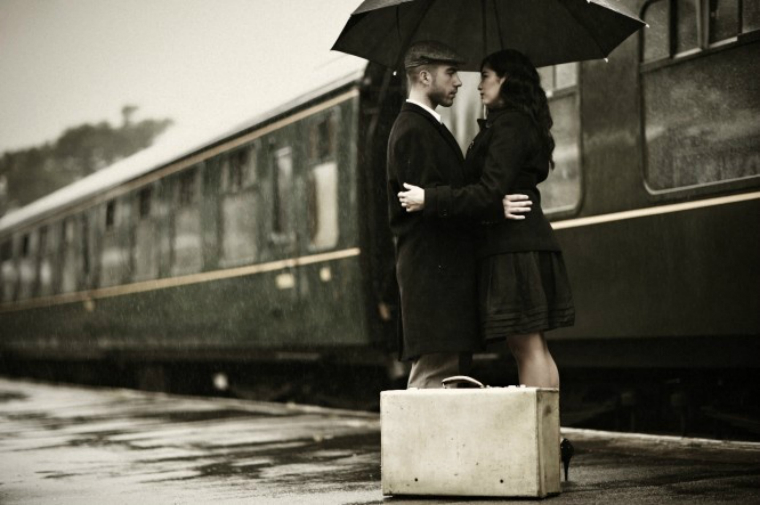 Влюбленные прощаются на вокзале